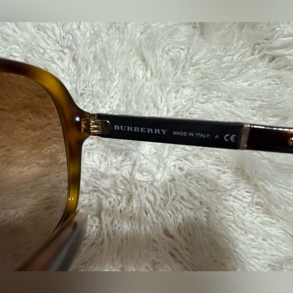 BURBERRY Elegant Brown Sunglasses - Picture 5 of 8